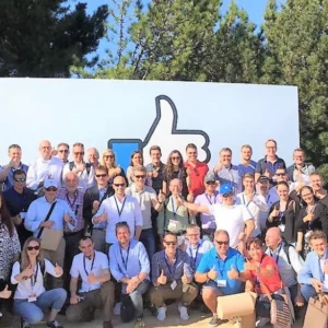 Unternehmer vor dem Facebook Headquarter im Silicon Valley