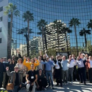 Unternehmer vor dem Zoom Headquarter im Silicon Valley