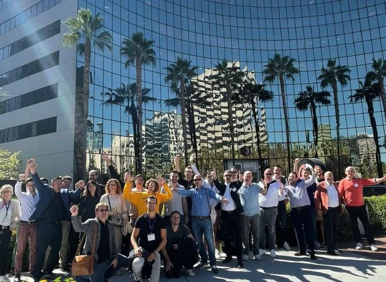 Unternehmergruppe vor dem Zoom-Hauptquartier