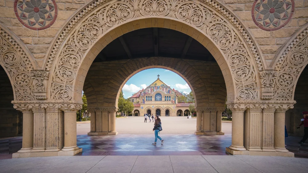 Historischer Arkadengang mit Blick auf die Stanford Memorial Church