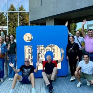 Unternehmer-Reisegruppe vor LinkedIn Zentrale im Silicon Valley
