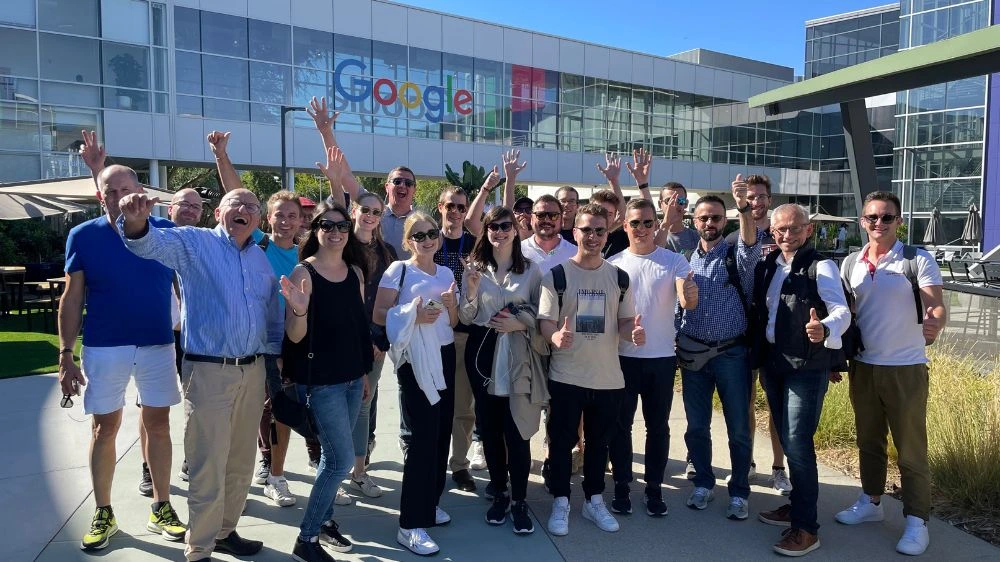 Unternehmer vor Google Headquarters im Silicon Valley