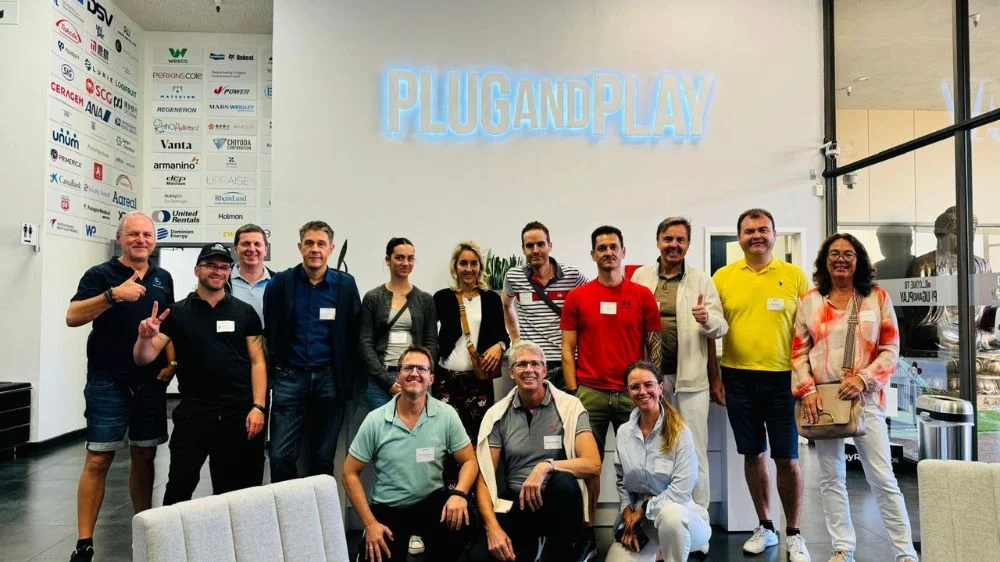 Gruppe von Unternehmern beim Besuch des Plug and Play Tech Centers im Silicon Valley