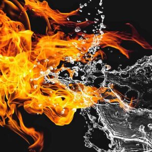 Symbolisches Bild, Wasser und Feuer treffen sich. Entspricht die Reaktion dem Thema Innovation & KI? Konfrontation? Einleitung zum Thema KI-Strategie