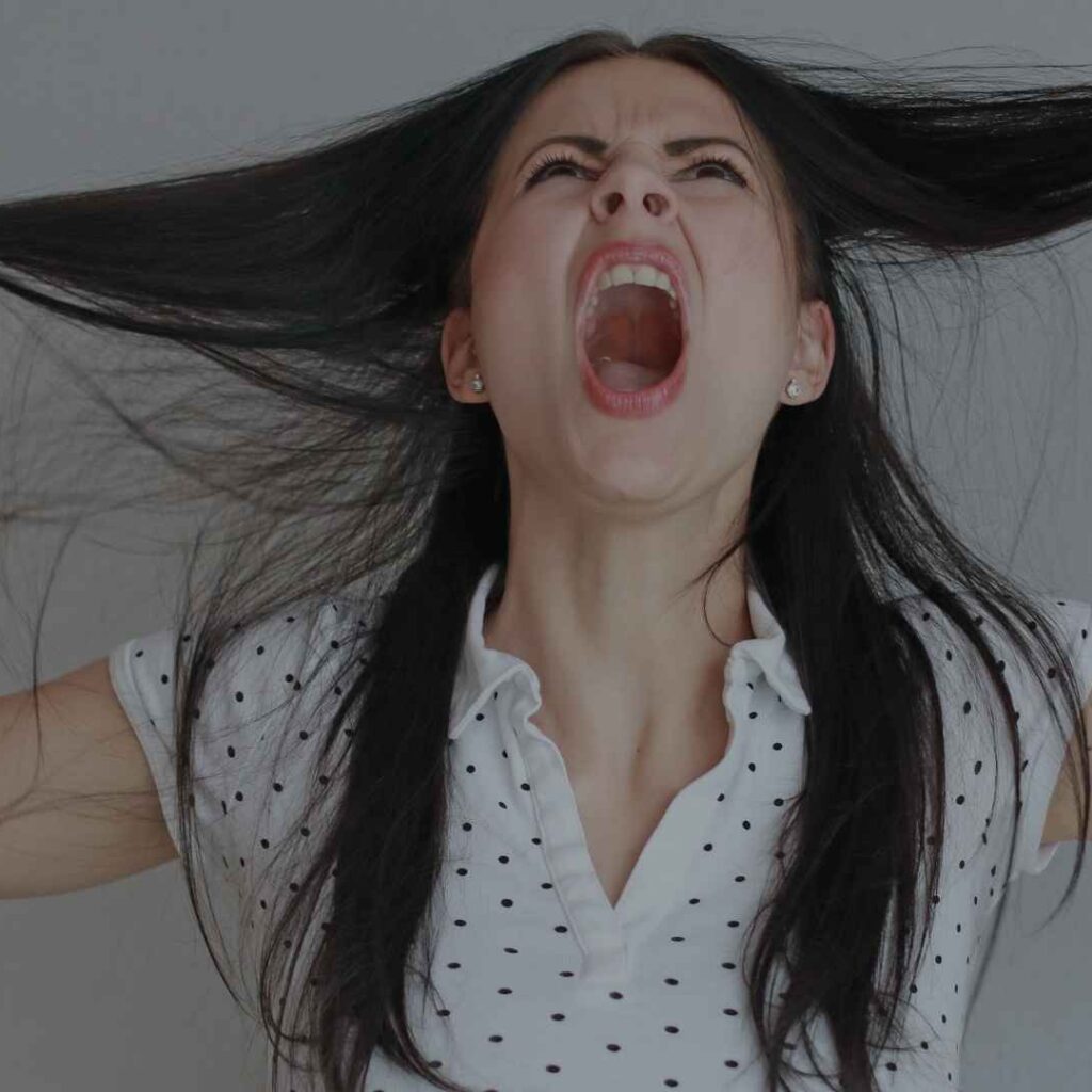 Abstrakte Darstellung von Künstlicher Intelligenz und algorithmischer Insolvenz. Eine Frau die sich die Haare rauft, weil sie genervt ist vom digitalen Einheitsbrei.