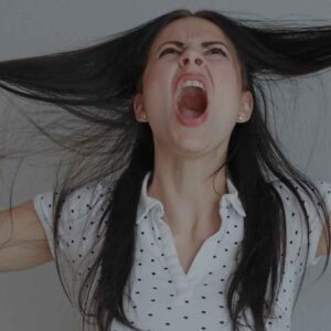 Abstrakte Darstellung von Künstlicher Intelligenz und algorithmischer Insolvenz. Eine Frau die sich die Haare rauft, weil sie genervt ist vom digitalen Einheitsbrei.