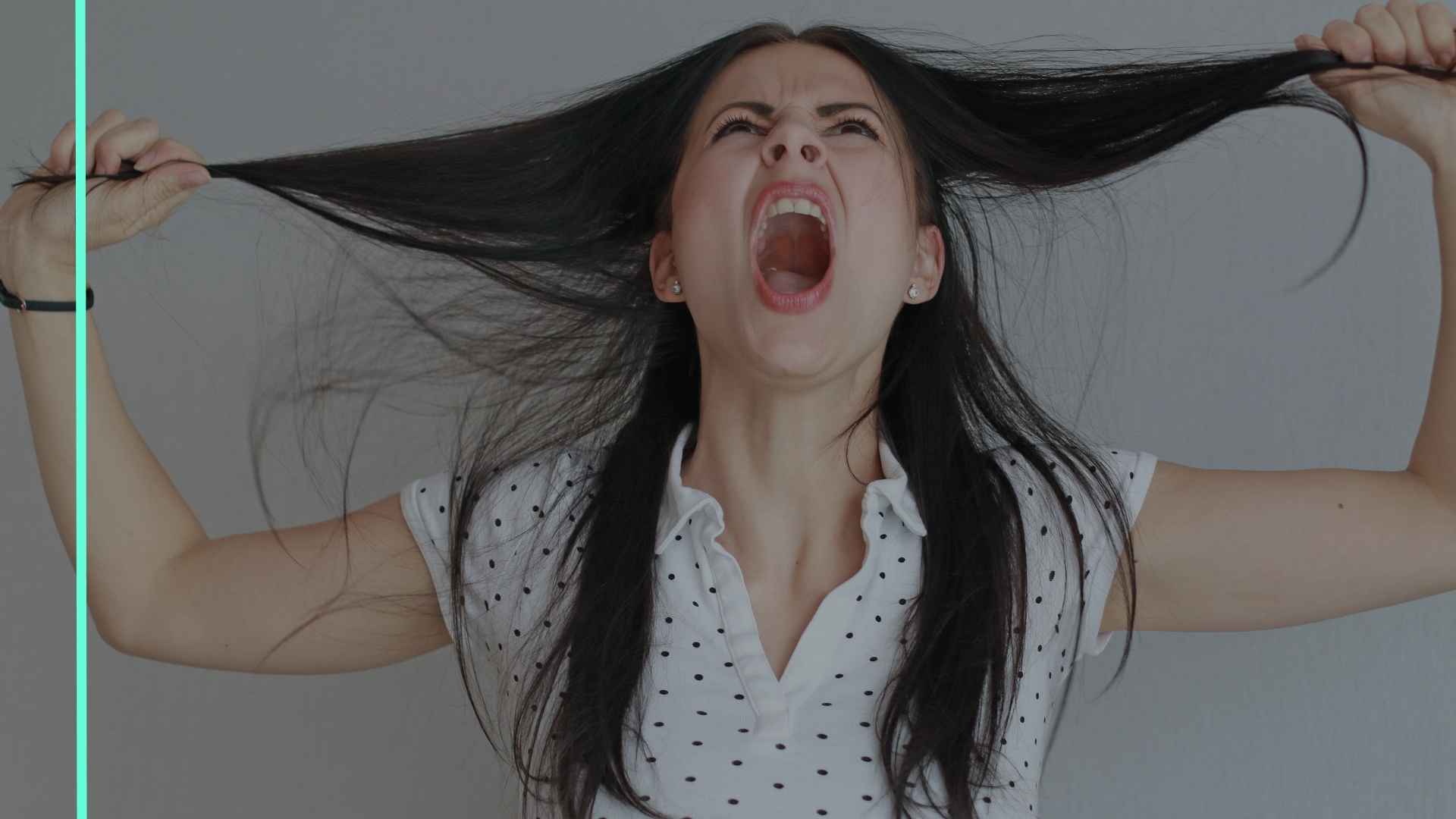 Abstrakte Darstellung von Künstlicher Intelligenz und algorithmischer Insolvenz. Eine Frau die sich die Haare rauft, weil sie genervt ist vom digitalen Einheitsbrei.