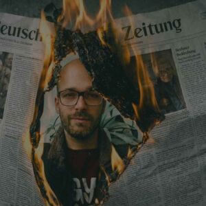 Fabian Vihl blickt durch eine brennende Zeitung – Symbol für die radikale Neuordnung der globalen Märkte 2026 und den Wandel im Mittelstand.