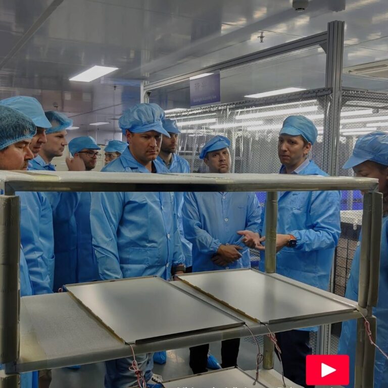 Deutsche Unternehmer-Delegation bei der Analyse von Fertigungsprozessen in einer High-Tech Fabrik in Shenzhen - Qualitätsprüfung vor Ort.