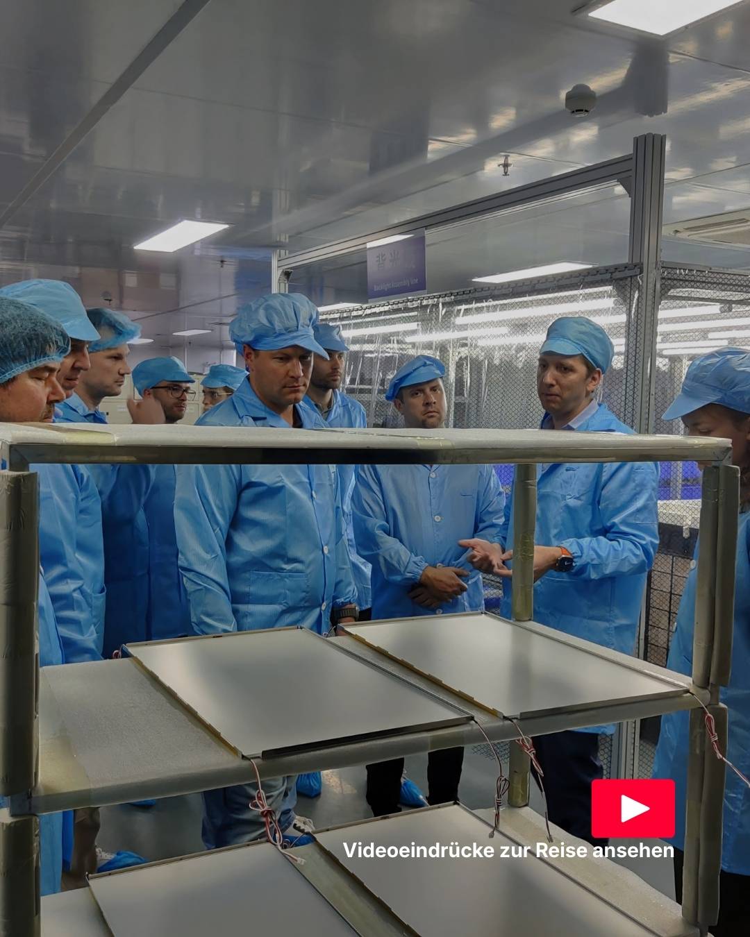 Deutsche Unternehmer-Delegation bei der Analyse von Fertigungsprozessen in einer High-Tech Fabrik in Shenzhen - Qualitätsprüfung vor Ort.