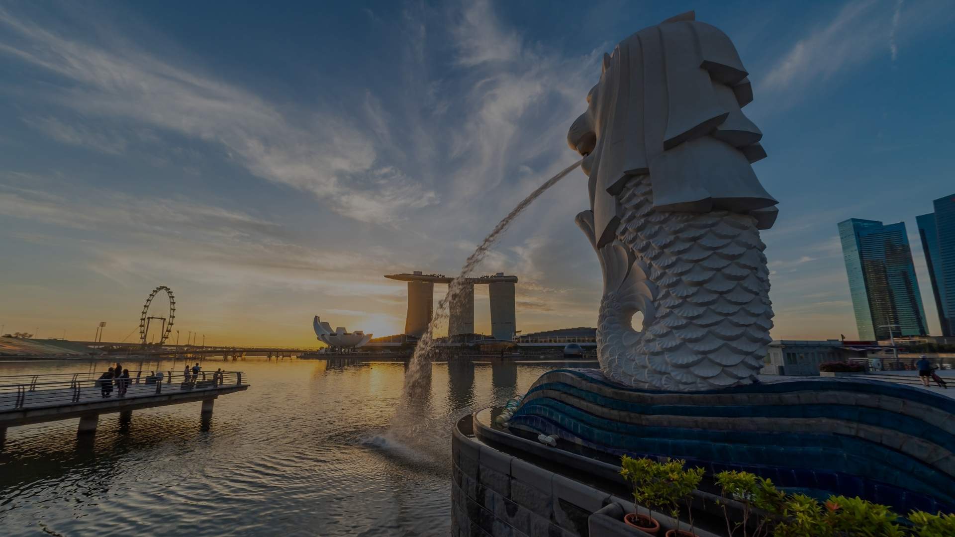 Blick auf den Merlion und die Skyline der Marina Bay während einer exklusiven Delegationsreise für Unternehmer in Singapur.
