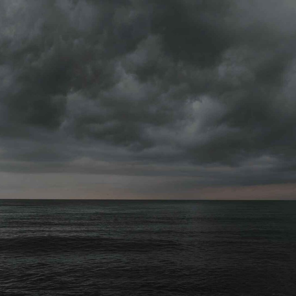 Dunkle Gewitterwolken über einem weiten Ozean – Metapher für unentdeckte Marktpotenziale und die Illusion der Expertenblase in der zukünftigen Weltwirtschaft.