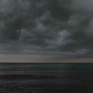 Dunkle Gewitterwolken über einem weiten Ozean – Metapher für unentdeckte Marktpotenziale und die Illusion der Expertenblase in der zukünftigen Weltwirtschaft.