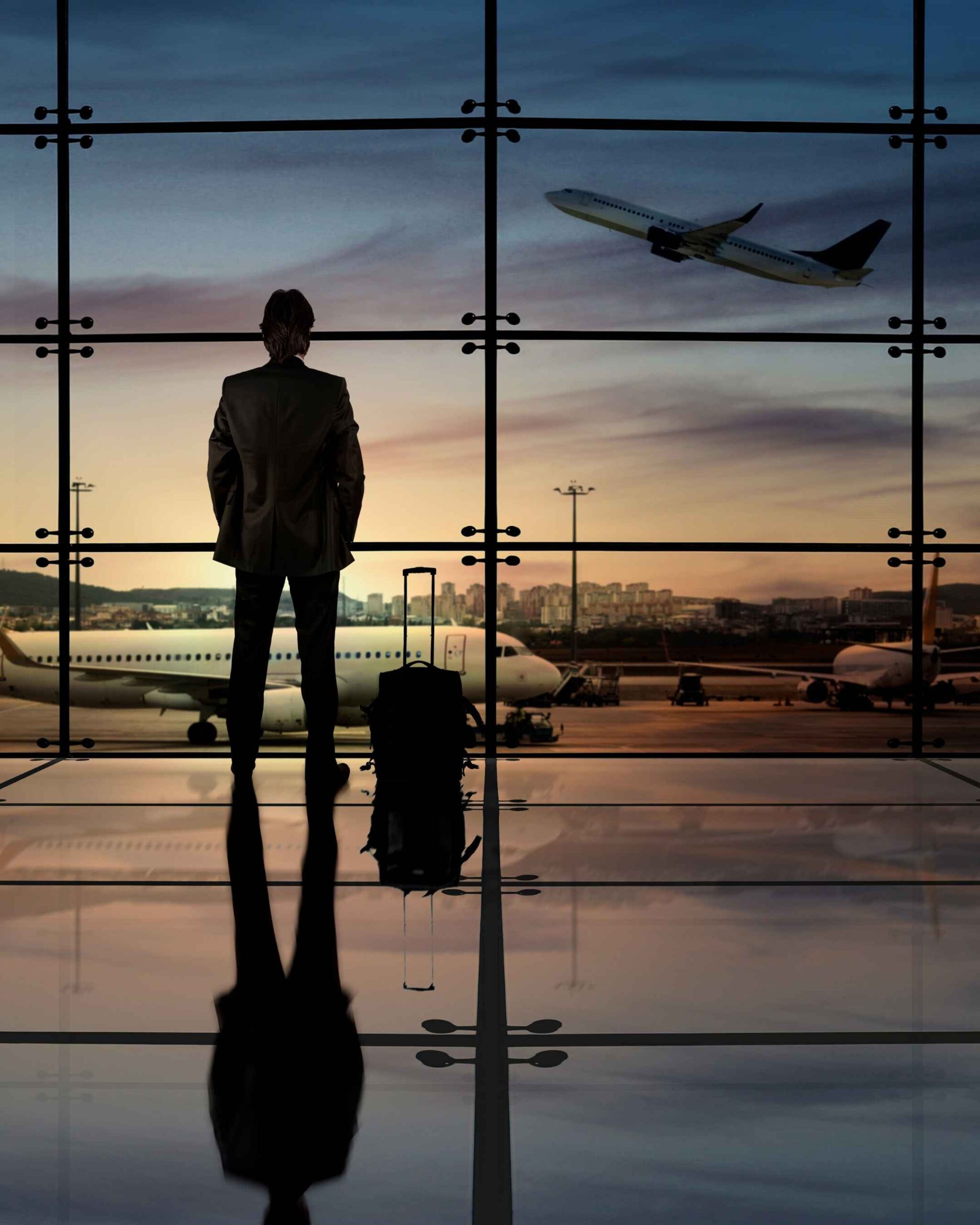 Ein Unternehmer blickt am Flughafen auf startende Flugzeuge – Symbol für den Beginn einer exklusiven Delegationsreise und globalen Wissenstransfer.