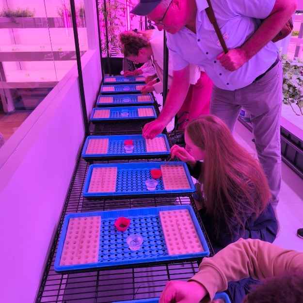 Unternehmer-Delegation bei der Besichtigung von VertiVegies zur Analyse von radikalem Indoor-Farming und Ressourceneffizienz in Singapur.