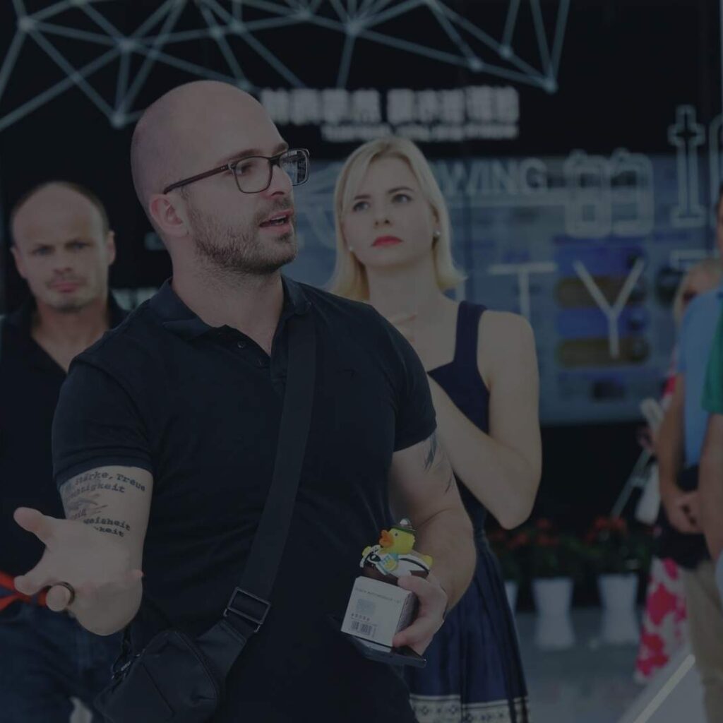 Symbolbild für den Beitrag unseres Neuanfangs mit Unternehmer-Reisen 360 GmbH. Zu sehen: Fabian Vihl während einer seiner Unternehmer-Reisen in China.