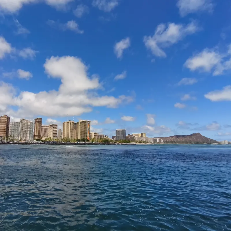 Waikiki und Diamond Head vom Wasser aus, Honolulu, Juli 2025