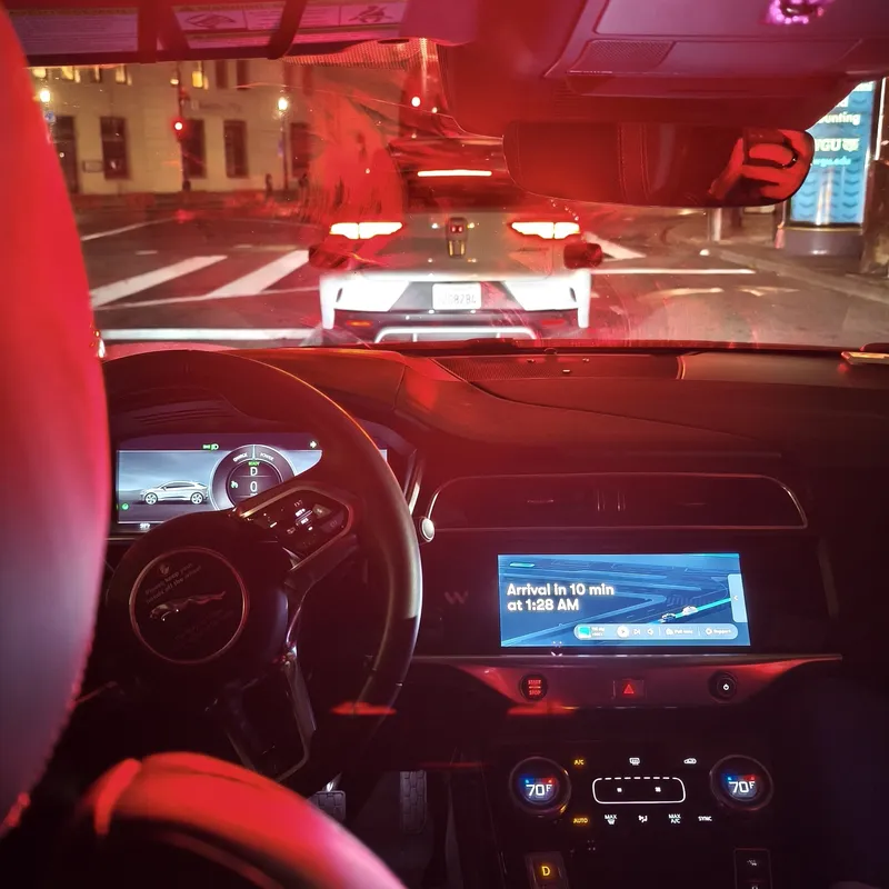 Nächtliche Robotaxi-Fahrt durch San Francisco, Juli 2025