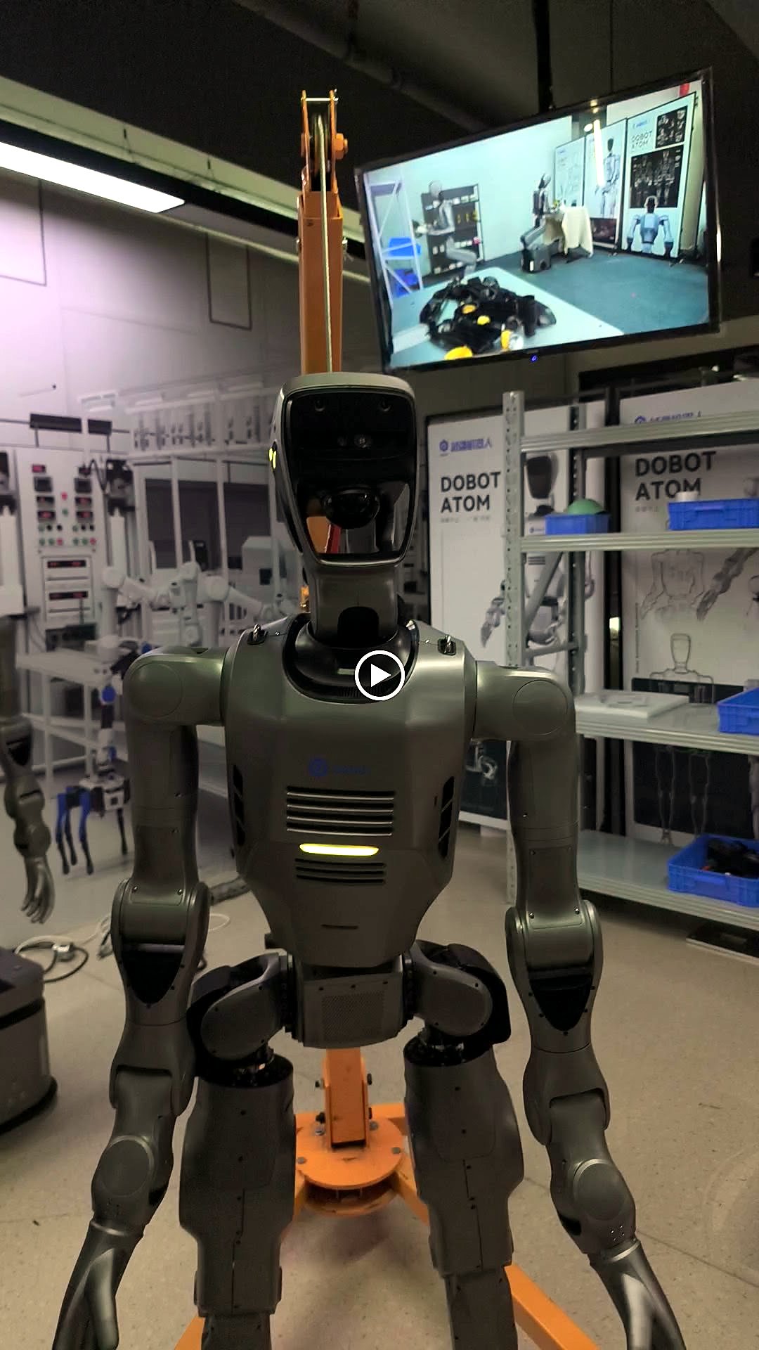 Humanoider Roboter DOBOT ATOM bei einer Vorführung in Shenzhen