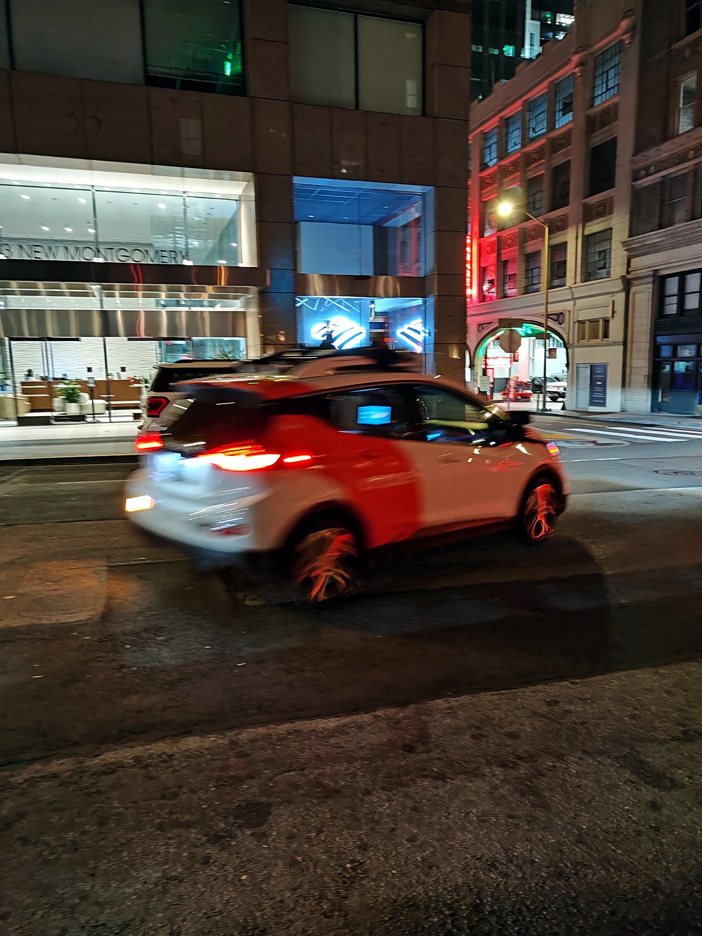 Fahrerloses Cruise-Robotaxi bei Nacht auf einer Strasse in San Francisco