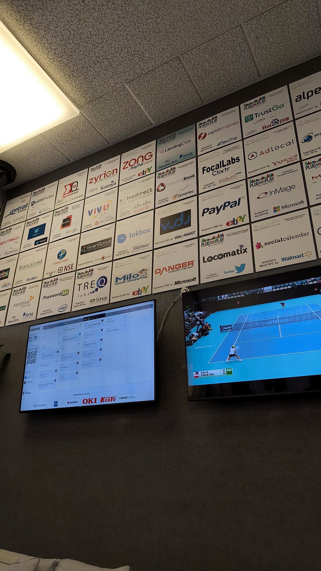 Logowand mit Startups im Innovationszentrum Plug and Play im Silicon Valley
