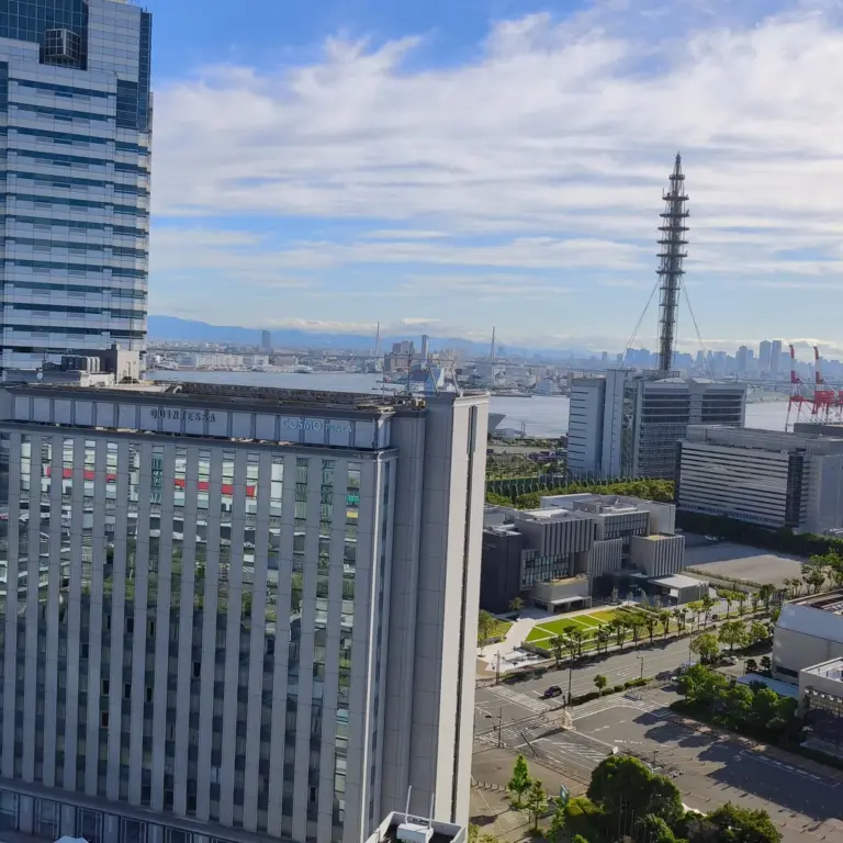 Blick über den Hafen von Osaka am Morgen, aufgenommen im Juli 2025