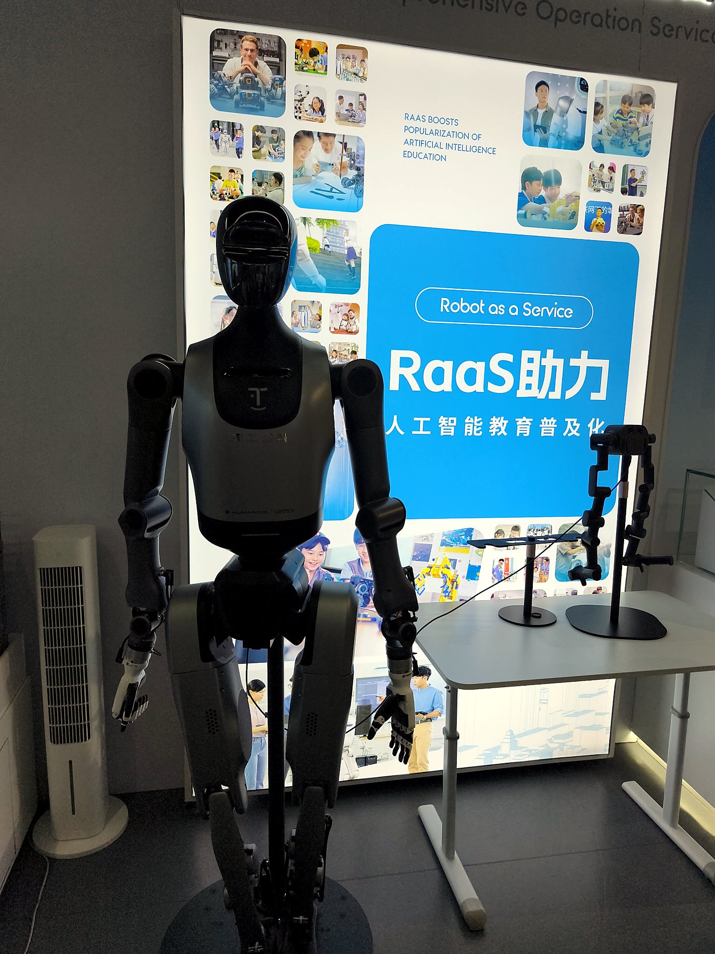 Humanoider Roboter UBTECH Walker vor einer Praesentationswand in Shenzhen
